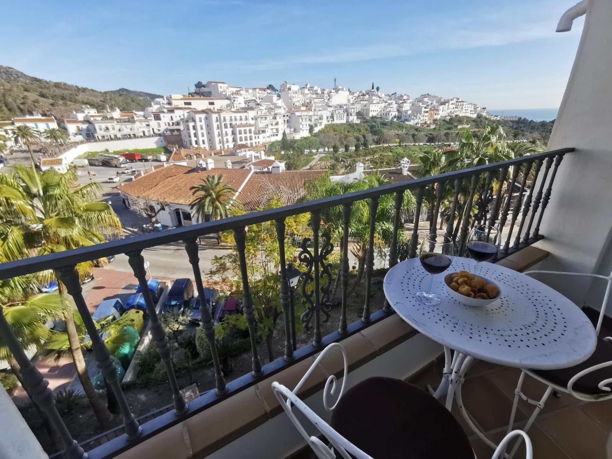 Apartamento Maria Platero Centrico Y Con Las Mejores Vistas Del Casco Antiguo La Montana Y El Mar Mediterraneo Frigiliana Luaran gambar